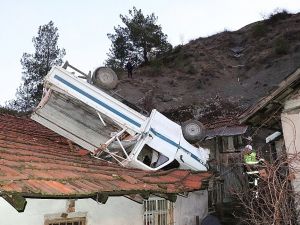 80 Metre Uçurumdan Evin Çatısına Uçtu