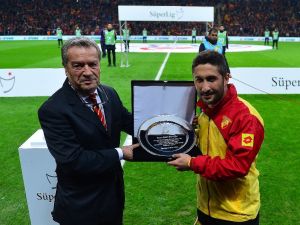 Sabri Sarıoğlu’na Plaket Verildi