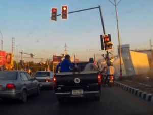 Sürüklenen Tır Direği Devirdi: 3 Yaralı