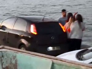 Başka Kızla Yakaladığı Sevgilisine Bunu Yaptı !