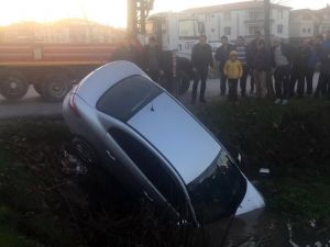 Otomobil Su Kanalına Uçtu