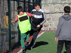 Çocuklarla Futbol Oynadı, Çay Budadı