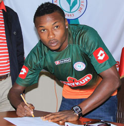 Rizespor Formasını Giydi 4 Yıllık İmzayı Attı