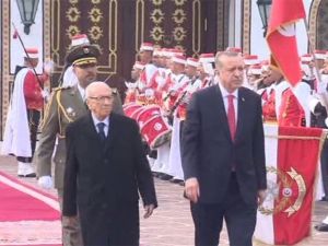 Erdoğan Tunus’ta Resmi Törenle Karşılandı