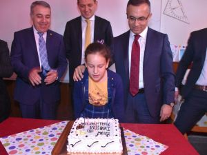 Mektuplu Davete Validen Pastalı Sürpriz