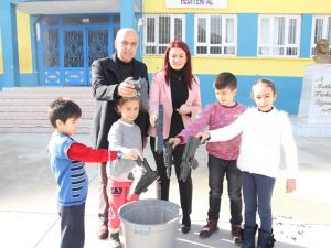 Öğrenciler Oyuncak Silahlarını Çöpe Attı