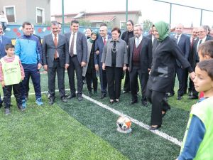 Betül Sayan Kaya Çocuklarla Futbol Oynadı