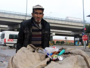 Günde 50 Kilometre Yürüyerek 3 Çocuk Okutuyor