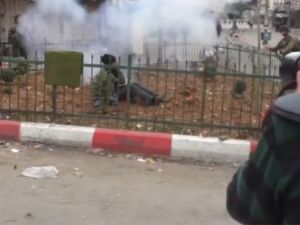 İsrail Askerleri Engelli Gence Ses Bombası Attı