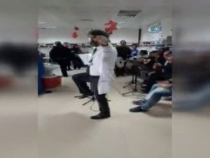 Doktor Kanser Hastalarına Moral İçin Zeybek Oynadı