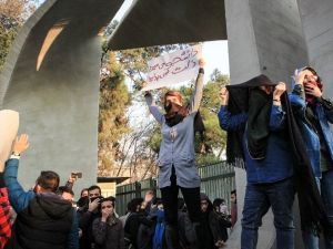 İran’daki Protestolarda Ölü Sayısı 10’a Yükseldi