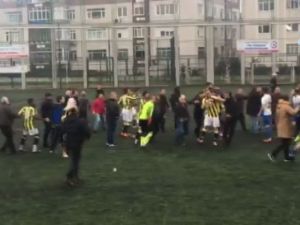 Amatör Maçta Futbolcular Birbirine Girdi