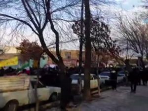 İranlılar Hükümet Karşıtı Protestoları Kınadı