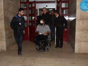 Doktor 2 Polisi Bıçakla Yaraladı