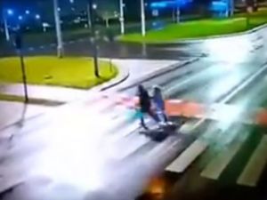 Otomobil Metrelerce Öteye Fırlattı