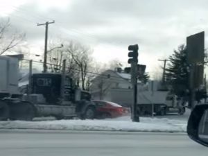 Tır Önüne Kıran Otomobili Böyle Sürükledi