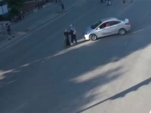 Otomobil Kadınlara Böyle Çarptı