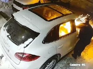 Kundaklarken Kendisi De Yandı