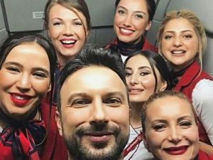 Tarkan’a Uçakta Yolculardan Ve Hosteslerden Yoğun İlgi