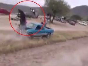 Yarış Atı Hatalı Park Edilen Araca Böyle Çarptı