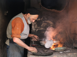 70 Yaşındaki Sultan Dede, Rize’de Kalaycılığın Son Temsilcilerinden