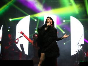 Hande Yener Mersin’de Sahne Aldı