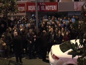 Chp’liler Beşiktaş Belediyesi Önünde Toplanmaya Başladı