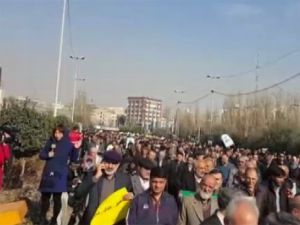 Milyonlarca İranlı’dan, Devlete Bağlılık Yürüyüşü