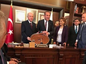 Bahçeli’ye Tepside Halka Tatlı