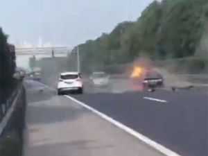 Cipin Çarptığı Otomobil Alev Aldı