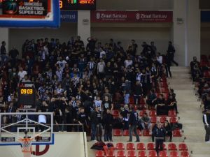Basketbol Maçına Olaylar Damga Vurdu