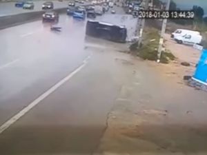 Sürücü Yol Kenarına Uçtu!