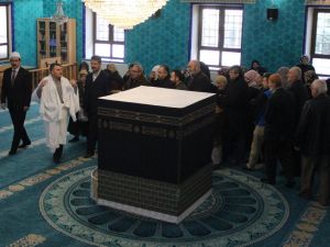 Dev Kâbe Maketi Önünde Tavaf Eğitimi