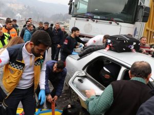 Tır Otomobili Biçti: 1 Ölü, 2 Yaralı