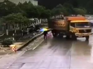 Kontrolden Çıkan Kamyon Kasasıyla Yayaya Çarptı