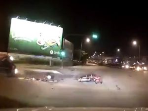 Motosikletin Çarptığı Otomobil Takla Attı