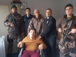 Polislere Sarılmak İçin 155’i Aradı