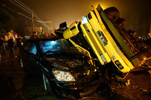 Samsun'da tır iki otomobile çarptı 4 yaralı