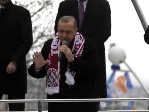 Salon Dışındaki Binlere Hitap Etti