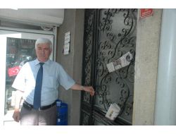 İstifa İçin Geldiği Parti Binasına Kilit Değiştiği İçin Giremedi
