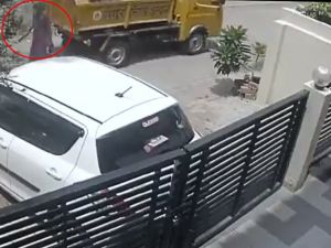 Dikkatsiz Sürücü Kadını Böyle Ezdi