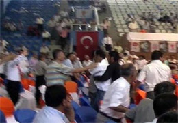 AKP kongresinde kavga