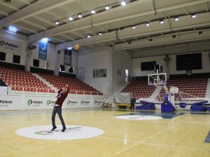 Temizlik Görevlisinin Basketbol Yeteneği Şaşırtıyor