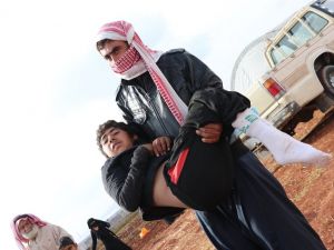 Oğlunu 13 Kilometre Kucağında Taşıyarak Bombalardan Kaçtı