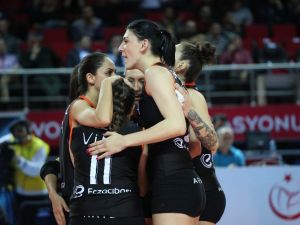 Galatasaray’ı Yenen Eczacıbaşı Vitra Liderliğini Korudu