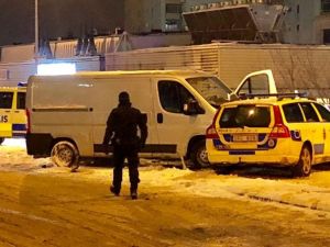 İsveç’te Kaçan Minibüs Polis Aracına Çarptı