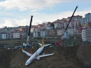 Trabzon’da Pistten Çıkan Uçağı Kurtarma Çalışmaları Denizden Görüntülendi