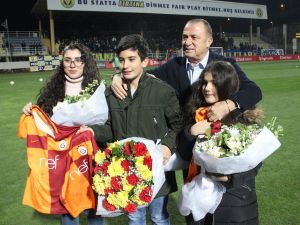 Fatih Terim, Fethi Sekin’in Çocuklarına Forma Hediye Etti