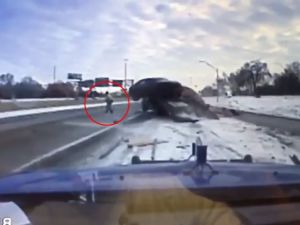 Otomobilin Altında Kalmaktan Son Anda Kurtuldu