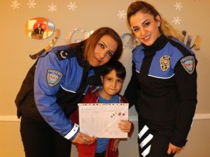 Polislerin Elinden Yemek Yiyen Yağız Karnesini De Polislerden Aldı